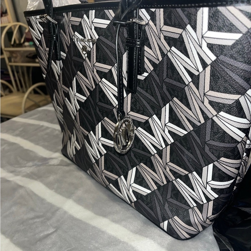MICHEAL KORS MK LOGO/With MK charm on front/2 slip in pockets/
